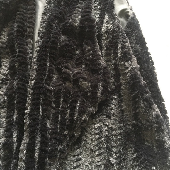 EST. 1946 Fuzzy Vest Black S - Picture 4 of 8